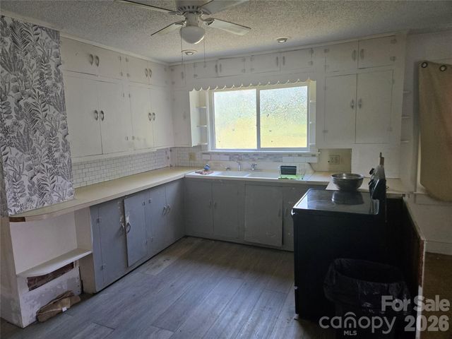 1127 N Mountain Street, Blacksburg, SC 29702