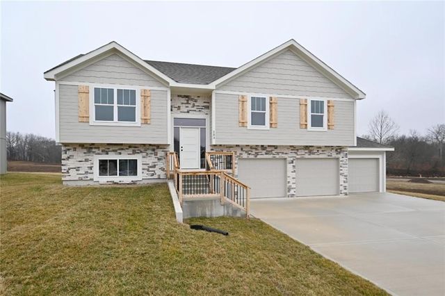 109 Johnson Circle, Dearborn, MO 64439