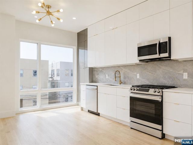 20 Van Nostrand 2, Jersey City, NJ 07305