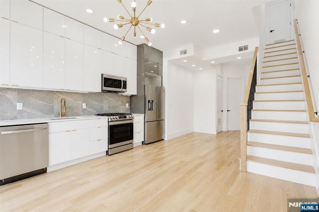 20 Van Nostrand 2, Jersey City, NJ 07305