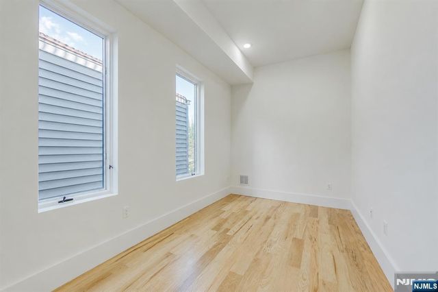 20 Van Nostrand 2, Jersey City, NJ 07305