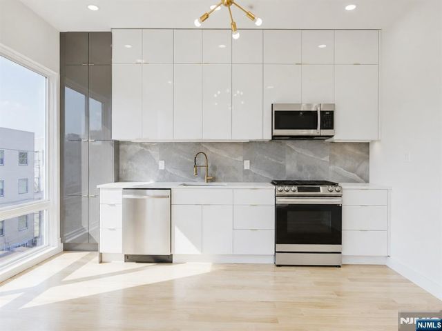 20 Van Nostrand 2, Jersey City, NJ 07305