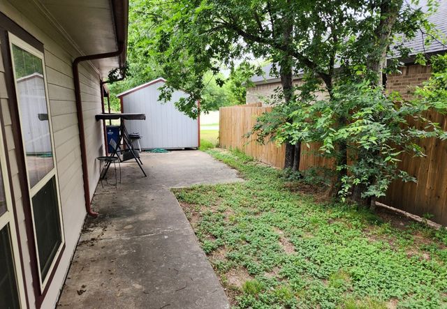 810 S Sherman Street, Ennis, TX 75119