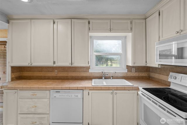 7601 25th Avenue E, Tacoma, WA 98404