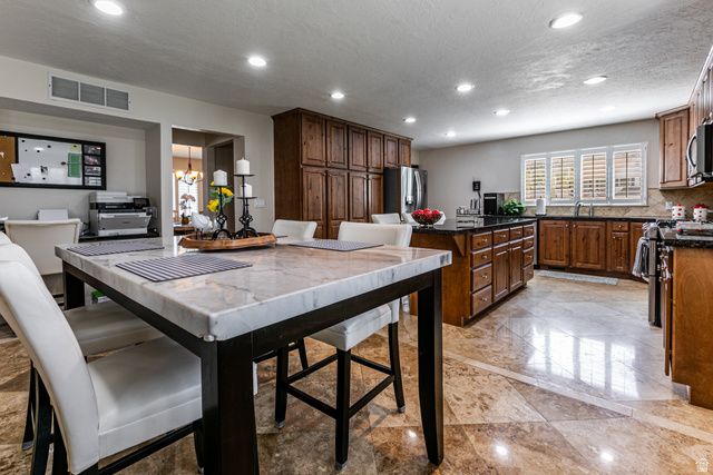 2148 E PINECREST LN, Sandy, UT 84092