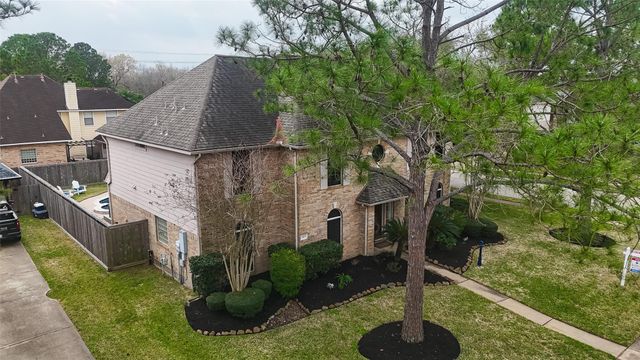 2329 N Lake Front Drive, League City, TX 77573