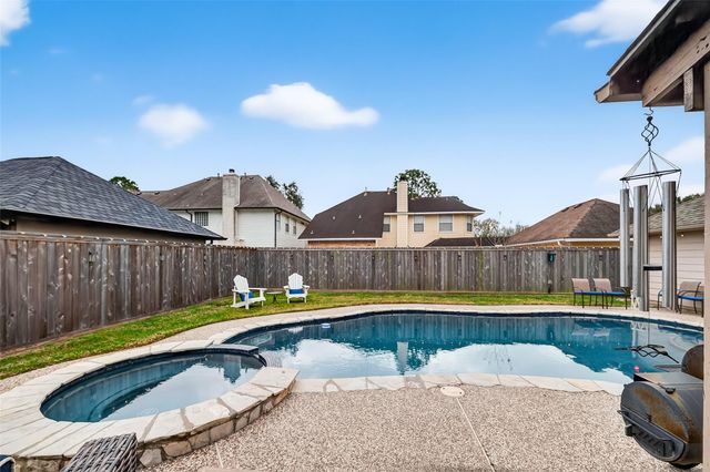 2329 N Lake Front Drive, League City, TX 77573