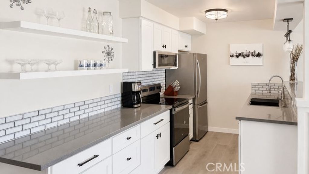 Image 4 of property listing at 3609 E 2nd St 205, Long Beach, CA 90803