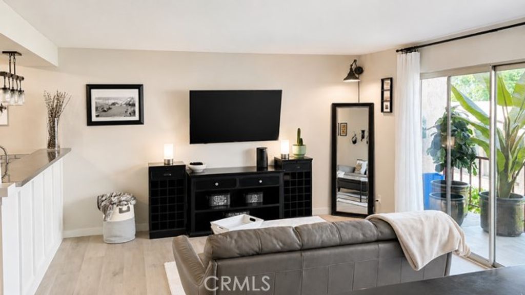 Image 6 of property listing at 3609 E 2nd St 205, Long Beach, CA 90803
