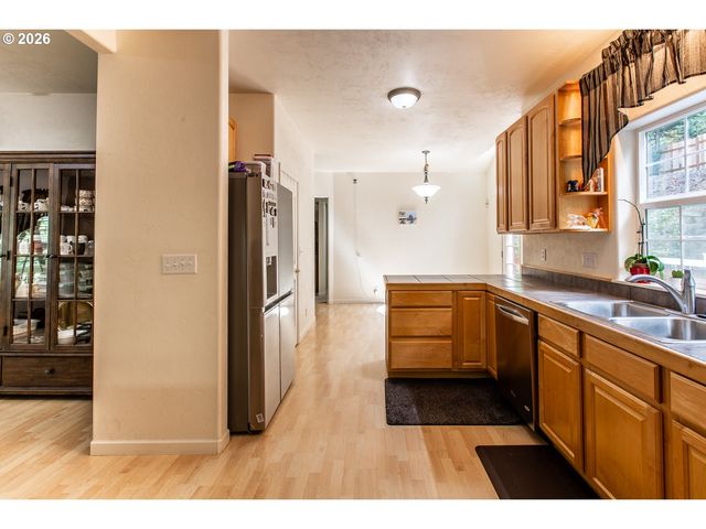 2737 HALLMARK Ln, Eugene, OR 97405