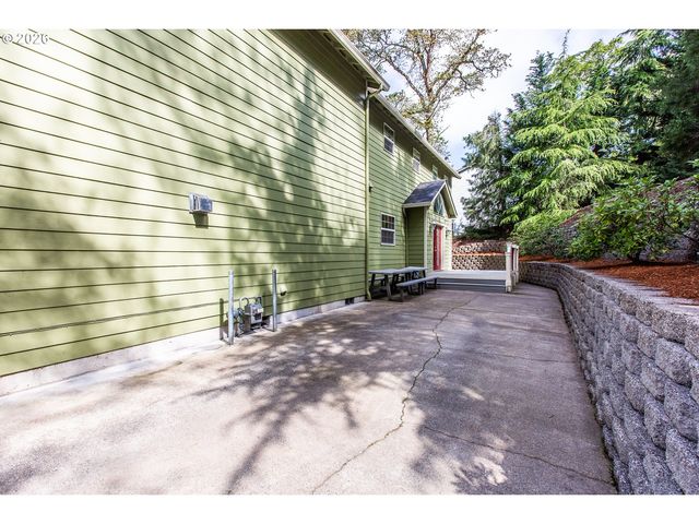 2737 HALLMARK Ln, Eugene, OR 97405
