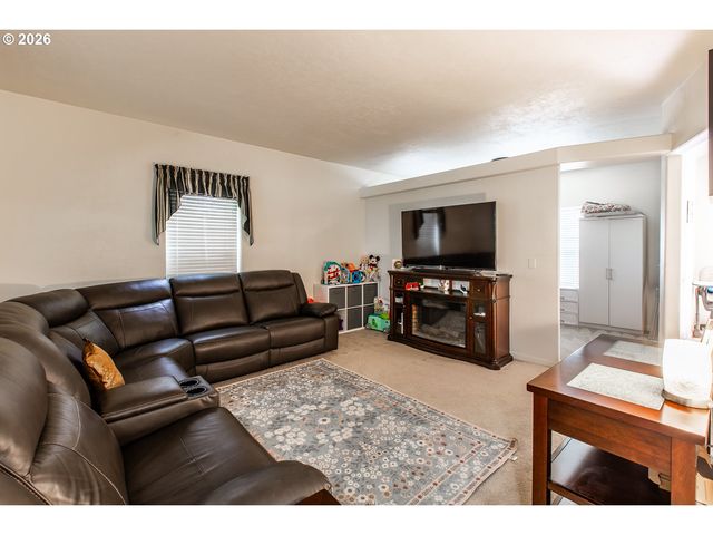 2737 HALLMARK Ln, Eugene, OR 97405