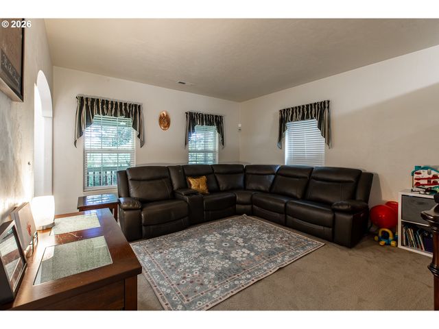 2737 HALLMARK Ln, Eugene, OR 97405