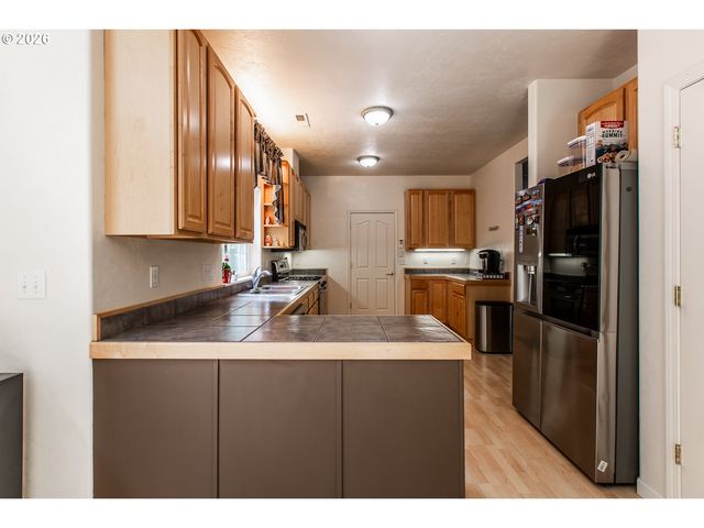 2737 HALLMARK Ln, Eugene, OR 97405