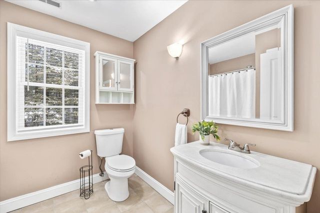 10 Berlang Road, Londonderry, NH 03053