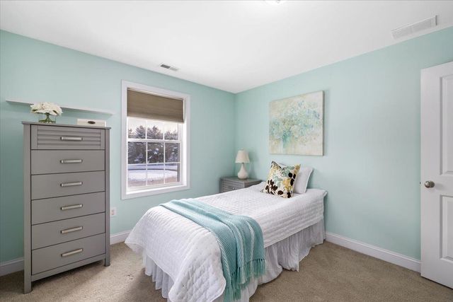 10 Berlang Road, Londonderry, NH 03053