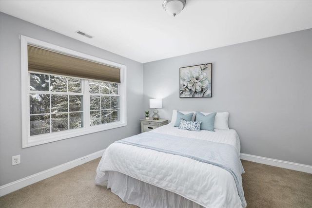 10 Berlang Road, Londonderry, NH 03053