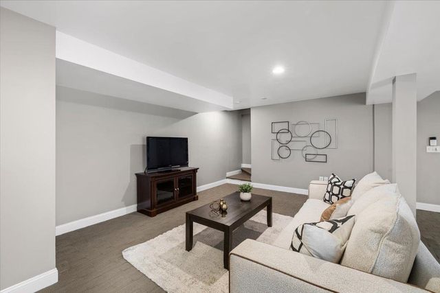 10 Berlang Road, Londonderry, NH 03053