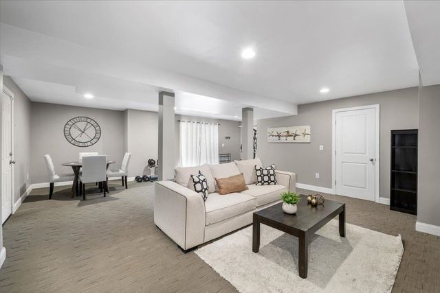 10 Berlang Road, Londonderry, NH 03053