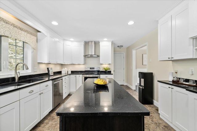 10 Berlang Road, Londonderry, NH 03053