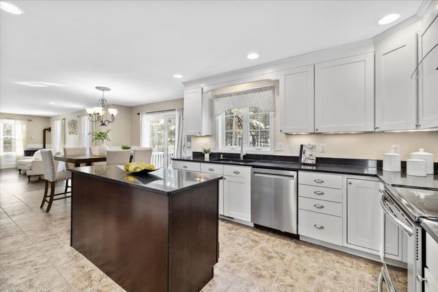 10 Berlang Road, Londonderry, NH 03053