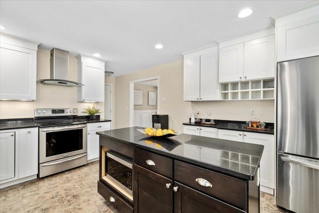 10 Berlang Road, Londonderry, NH 03053