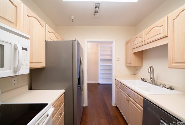 1 Towers Park Ln Apt 2205, San Antonio, TX 78209