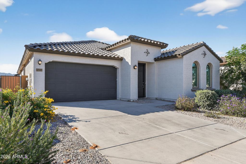 2555 W SUNLAND Avenue, Phoenix, AZ 85041