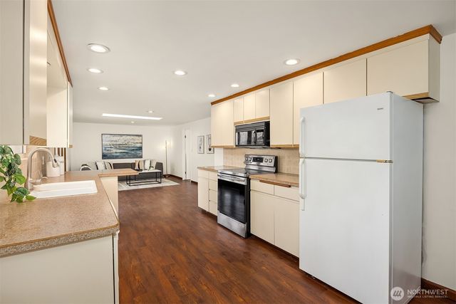 20816 1st Place S, Des Moines, WA 98198