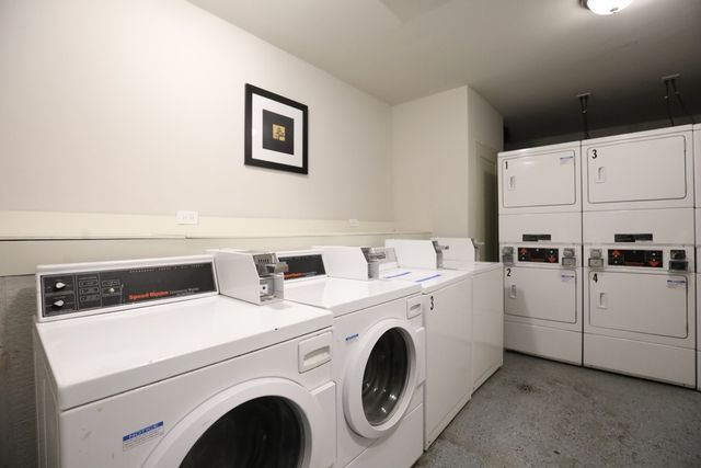 817 W Lakeside Place 408, Chicago, IL 60640