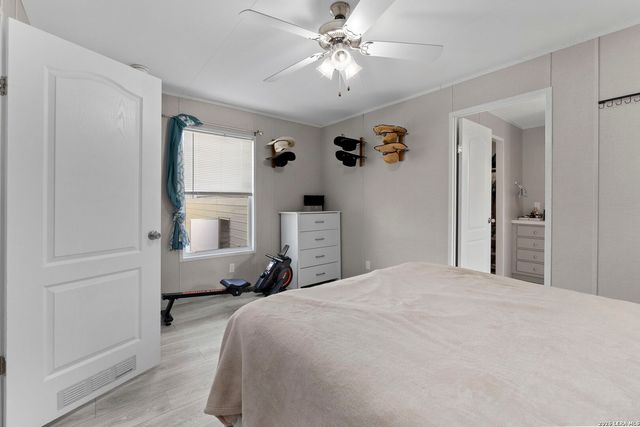 1029 POSTERT LN, Floresville, TX 78114