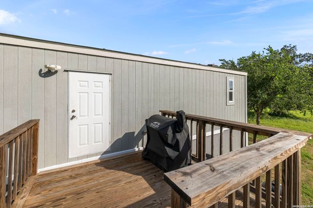 1029 POSTERT LN, Floresville, TX 78114
