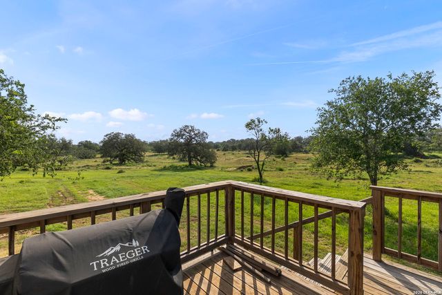 1029 POSTERT LN, Floresville, TX 78114