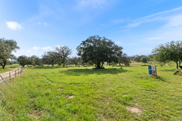 1029 POSTERT LN, Floresville, TX 78114
