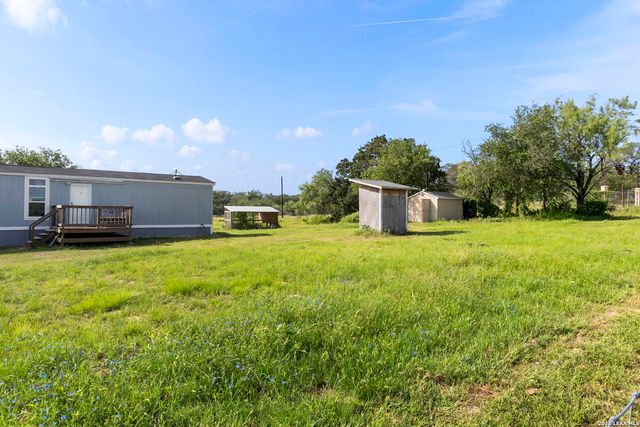 1029 POSTERT LN, Floresville, TX 78114