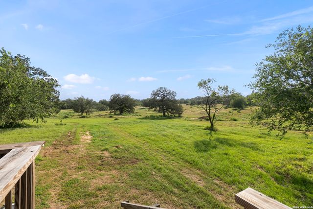 1029 POSTERT LN, Floresville, TX 78114
