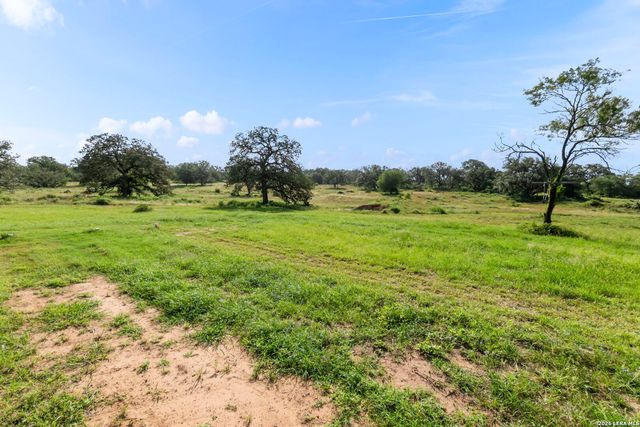 1029 POSTERT LN, Floresville, TX 78114