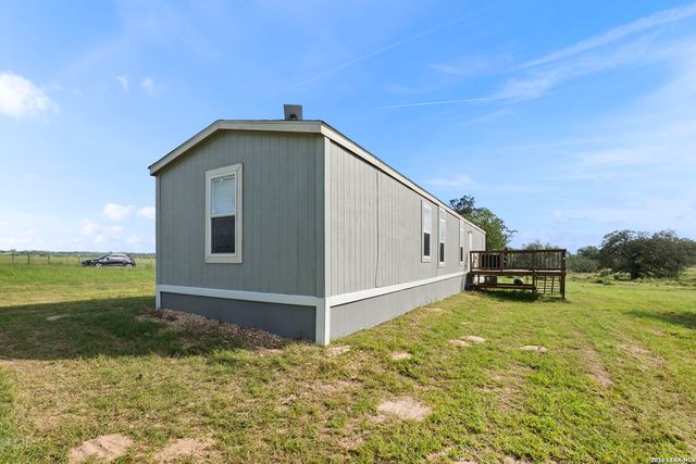 1029 POSTERT LN, Floresville, TX 78114