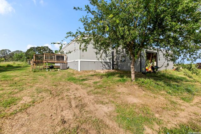 1029 POSTERT LN, Floresville, TX 78114