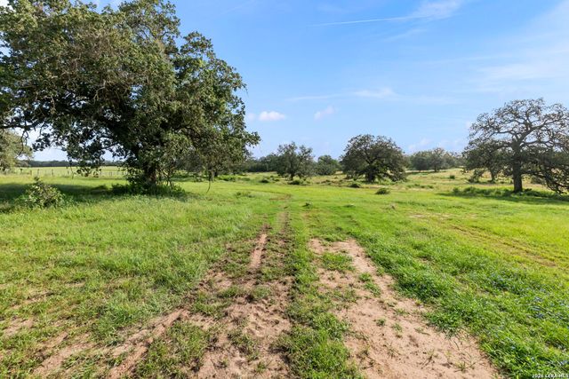 1029 POSTERT LN, Floresville, TX 78114