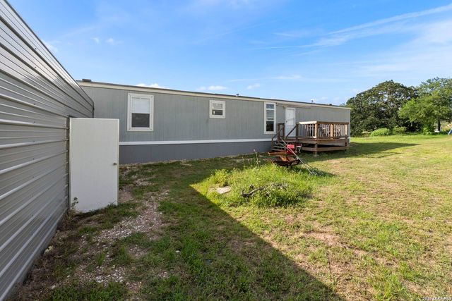 1029 POSTERT LN, Floresville, TX 78114