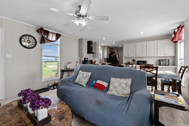 1029 POSTERT LN, Floresville, TX 78114