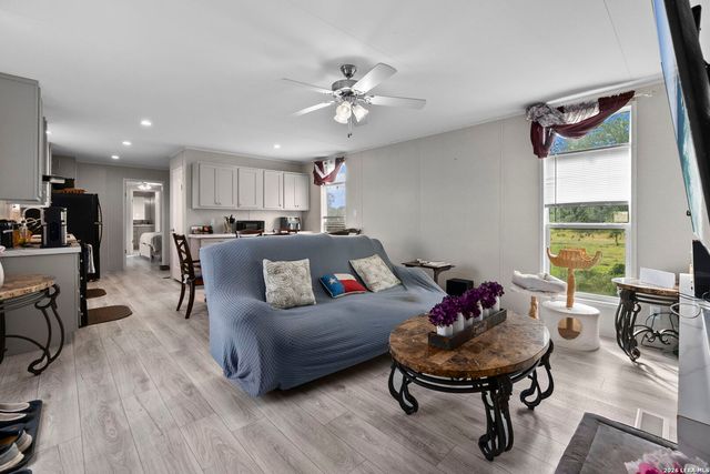 1029 POSTERT LN, Floresville, TX 78114