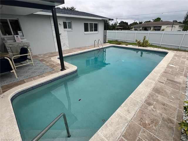 1118 Pine Island LN, Cape Coral, FL 33909