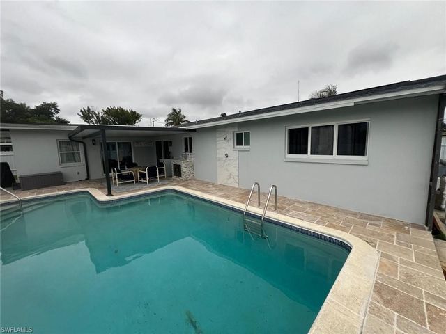 1118 Pine Island LN, Cape Coral, FL 33909
