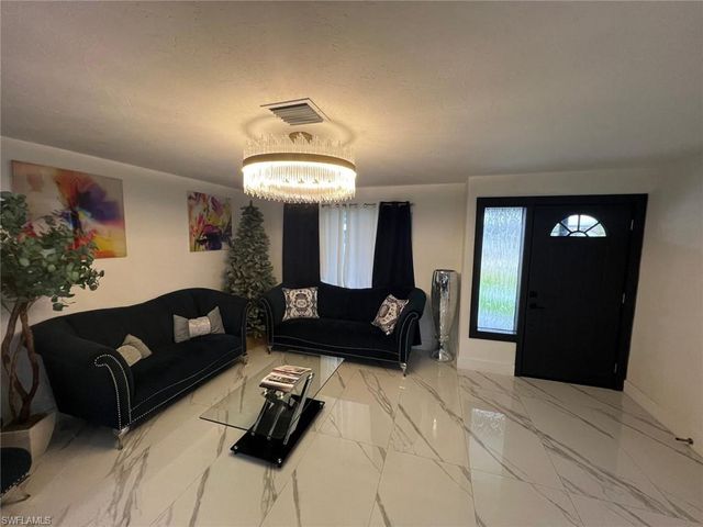 1118 Pine Island LN, Cape Coral, FL 33909