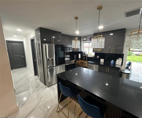 1118 Pine Island LN, Cape Coral, FL 33909