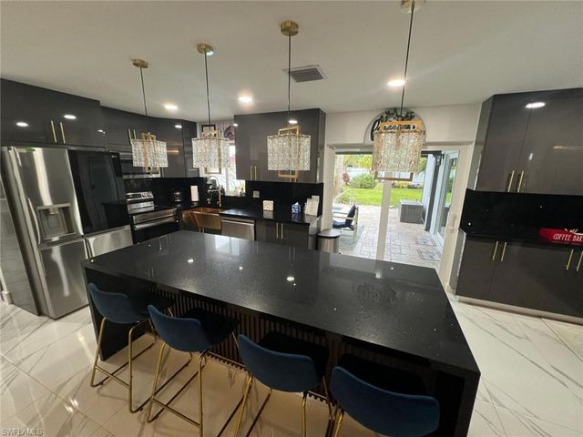 1118 Pine Island LN, Cape Coral, FL 33909