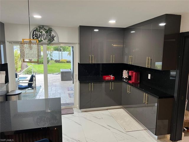 1118 Pine Island LN, Cape Coral, FL 33909