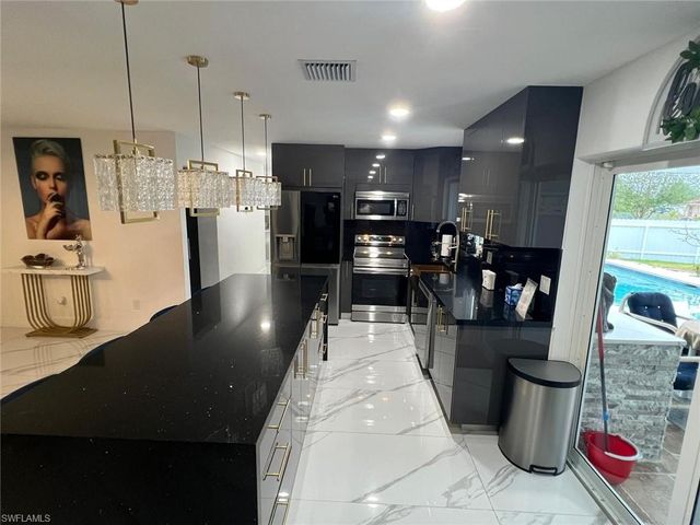 1118 Pine Island LN, Cape Coral, FL 33909